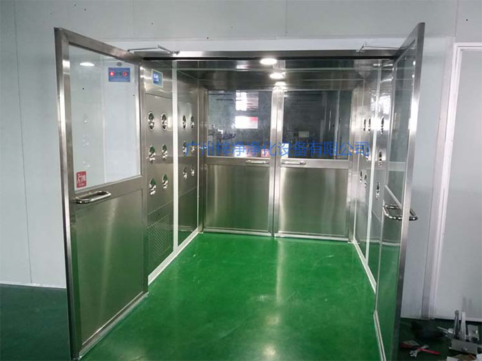 貨淋室主要用于物料表面的除塵，常用于生產(chǎn)線或倉(cāng)庫(kù)的出口處。