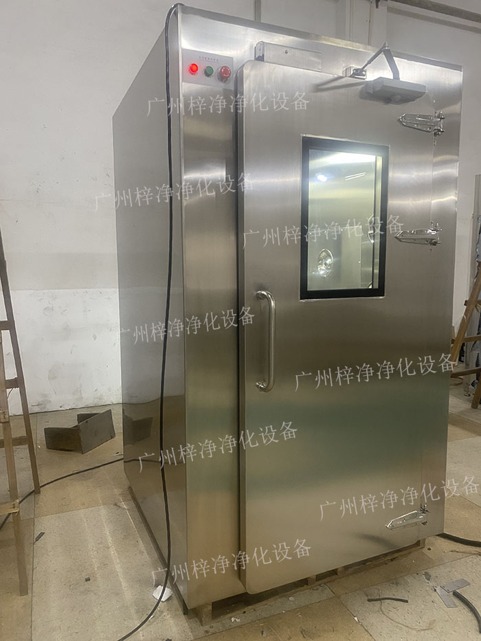 高端滿焊風(fēng)淋室采用滿焊接工藝，無縫連接，防止塵埃進(jìn)入，確保潔凈室的空氣質(zhì)量。