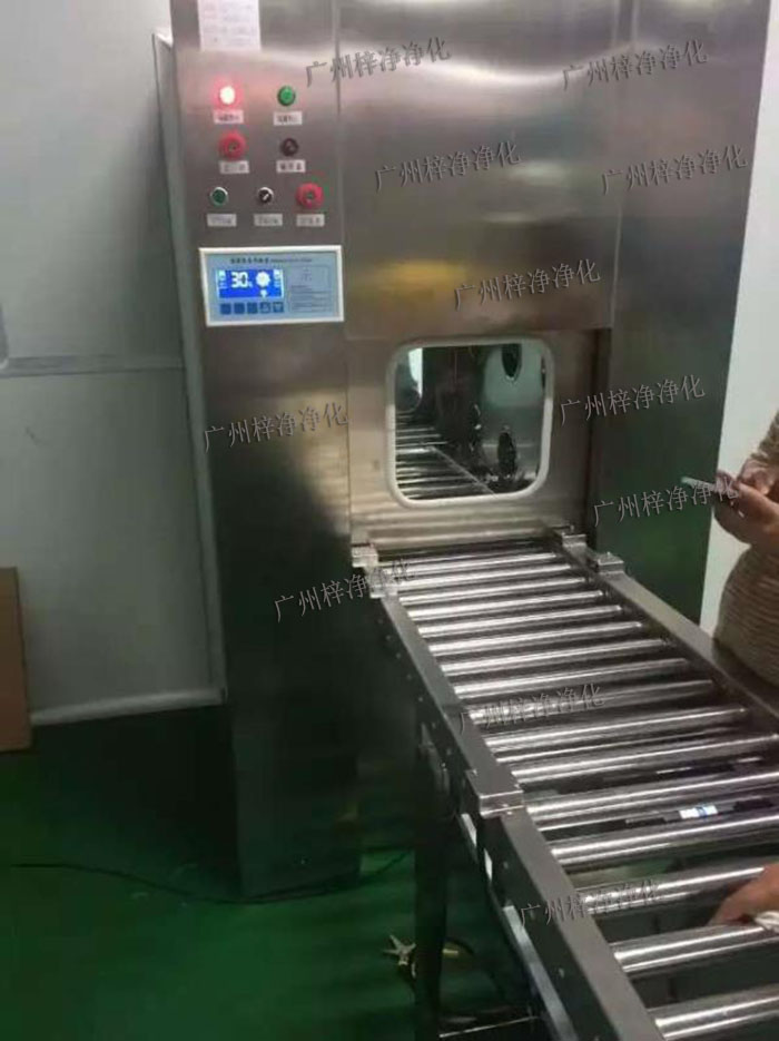 輸送線風(fēng)淋傳遞窗與輸送線貨淋室是潔凈室中用于物品傳遞和空氣凈化的關(guān)鍵設(shè)備。