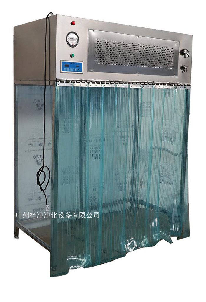 百級(jí)潔凈層流罩它主要由箱體、風(fēng)機(jī)、初效空氣過(guò)濾器、高效空氣過(guò)濾器、阻尼層、燈具等組成。
