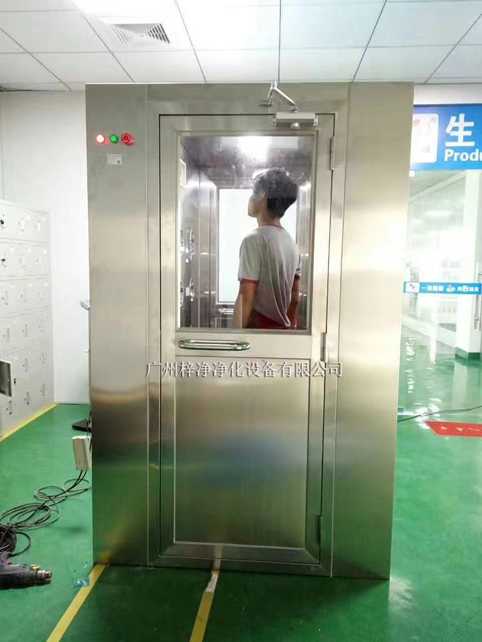 操作前應檢查風淋室各部件是否完好，包括門體、噴嘴、風機、照明等。