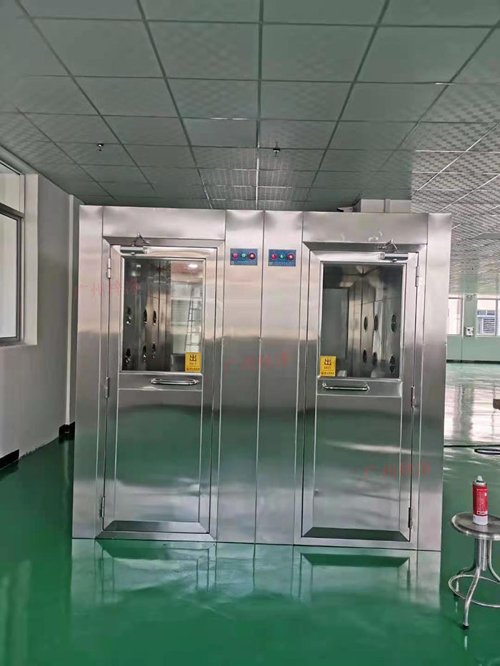風(fēng)淋室主要功能是確保工作人員在進(jìn)入潔凈區(qū)前，通過吹淋去除身上的塵埃和微粒。