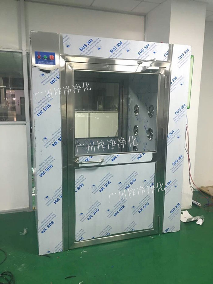 防爆風(fēng)淋室是指風(fēng)淋室的電機(jī)、指示燈、照明燈、接線管必須嚴(yán)格按照防爆標(biāo)準(zhǔn)