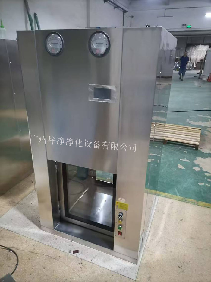 傳遞窗是一種用于潔凈室內(nèi)部或潔凈室與外界之間傳遞物品的設(shè)備，可以防止外部污染進入潔凈室。